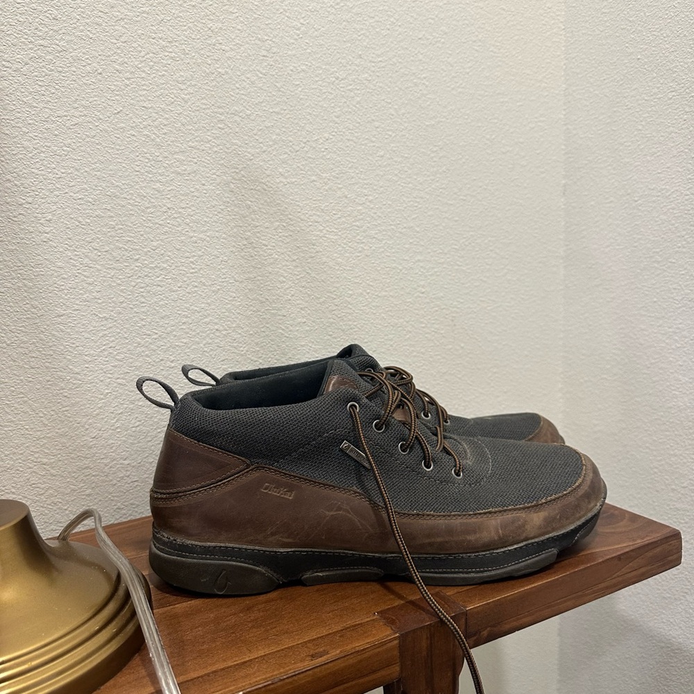 OluKai Men's Brown and Black Boots